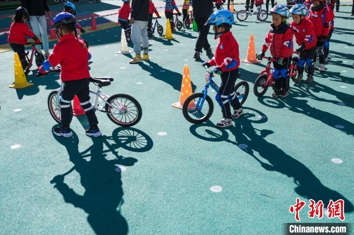 圖為拉薩市實(shí)驗(yàn)幼兒園孩子們正在練習(xí)滑步車?！『闻罾?攝