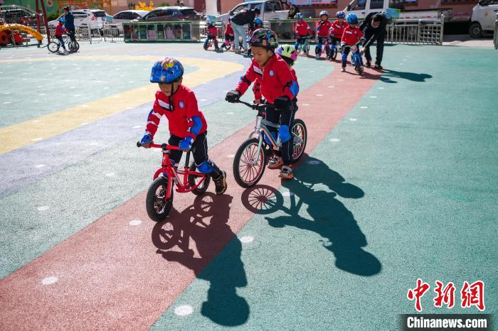 圖為拉薩市實(shí)驗(yàn)幼兒園孩子們正在練習(xí)滑步車?！『闻罾?攝