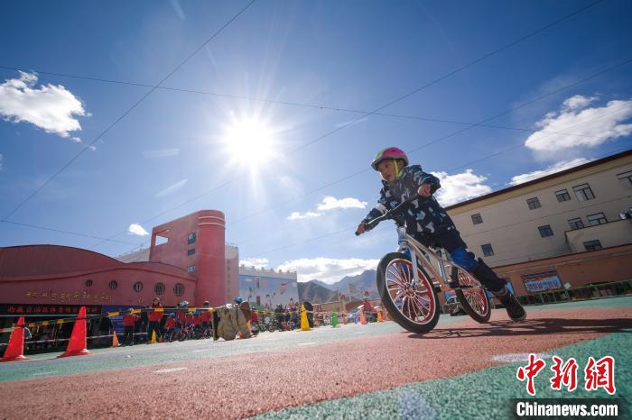 圖為拉薩市實(shí)驗(yàn)幼兒園孩子們正在練習(xí)滑步車?！『闻罾?攝