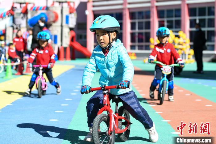 圖為拉薩市實(shí)驗(yàn)幼兒園孩子們正在練習(xí)滑步車?！『闻罾?攝