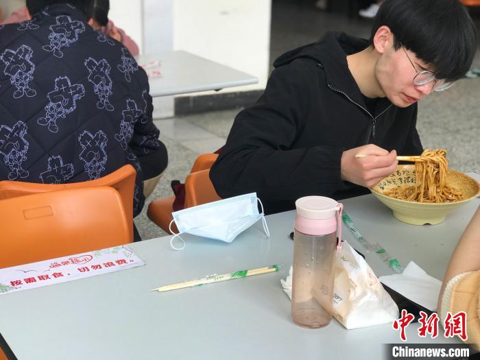 3月17日，西藏大學學生正在學校食堂用餐，餐桌上寫著“按需取餐，切勿浪費”?！∪轿木?攝