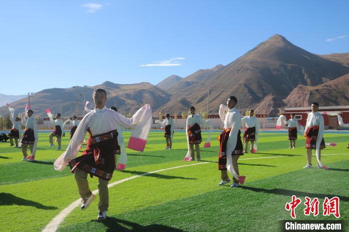 圖為青海師范大學(xué)附屬玉樹實(shí)驗(yàn)學(xué)校學(xué)生在綠茵場跳起囊謙古舞—卓根瑪?！〕逃?攝