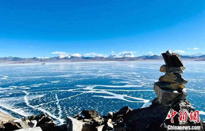 圖為普瑪江塘鄉(xiāng)境內(nèi)的雪山、冰湖美景。　浪卡子縣網(wǎng)信辦供圖