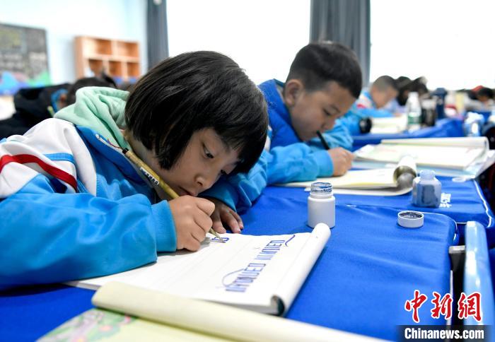 3月14日，西藏拉薩市第一小學(xué)一年級(jí)六班的學(xué)生們?cè)诓卣Z(yǔ)文課上書寫藏文?！±盍?攝