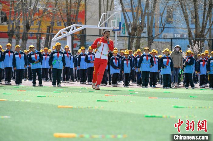 圖為學(xué)生在跳繩教練齊景龍的指導(dǎo)下做準(zhǔn)備運動。　貢嘎來松 攝