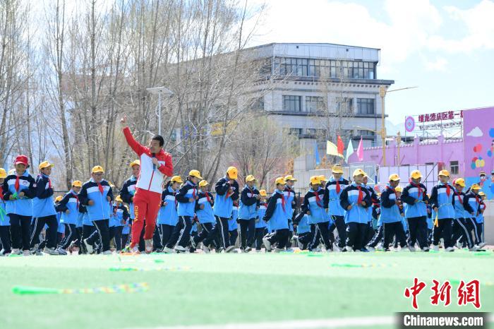 圖為學(xué)生在跳繩教練齊景龍的指導(dǎo)下做準(zhǔn)備運動。　貢嘎來松 攝