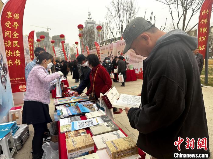 圖為民眾在活動現(xiàn)場讀書、購書?！±铍h 攝