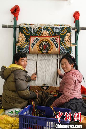 圖為1月15日，在日喀則市謝瑪氆氌農(nóng)村合作社，拉孜村一對夫婦在編織卡墊(資料圖)?！≮w朗 攝