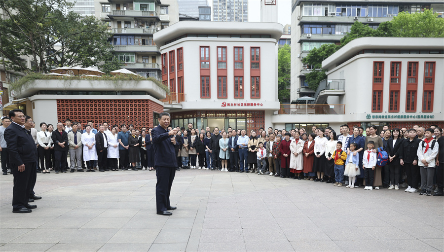 2024年4月22日至24日，中共中央總書記、國家主席、中央軍委主席習(xí)近平在重慶考察。這是22日下午，習(xí)近平在九龍坡區(qū)謝家灣街道民主村社區(qū)考察時，同社區(qū)居民親切交流。新華社記者 鞠鵬 攝