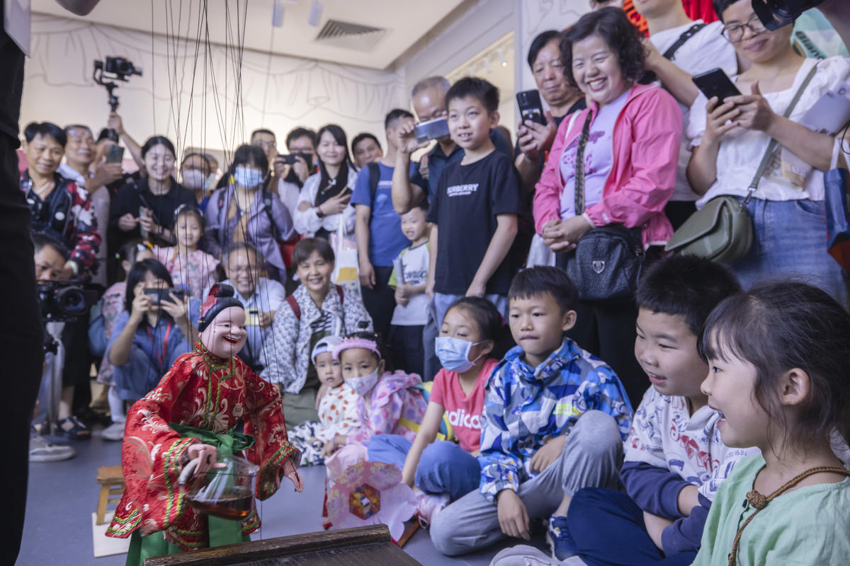 5月1日，廣州市白鵝潭大灣區(qū)藝術(shù)中心非物質(zhì)文化遺產(chǎn)館內(nèi)，精彩的梅縣提線木偶戲表演吸引了眾多游客駐足觀賞。 來源：人民圖片網(wǎng)