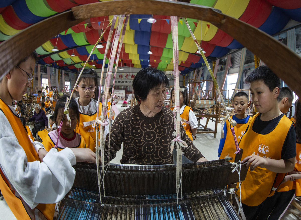 5月1日，在山西省永濟市開張鎮(zhèn)東開張村的惠暢土布文化園，土布制作技師教游客織布技藝。 來源：人民圖片網(wǎng)