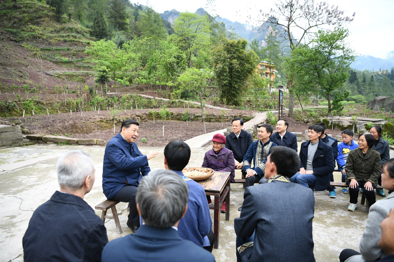 2019年4月15日至17日，中共中央總書記、國家主席、中央軍委主席習(xí)近平在重慶考察，并主持召開解決“兩不愁三保障”突出問題座談會。這是4月15日下午，習(xí)近平在石柱土家族自治縣中益鄉(xiāng)華溪村同村民代表、基層干部、扶貧干部、鄉(xiāng)村醫(yī)生等圍坐在一起，共話脫貧攻堅。新華社記者 謝環(huán)馳 攝