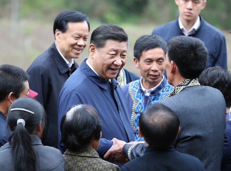 2019年4月15日至17日，中共中央總書記、國家主席、中央軍委主席習(xí)近平在重慶考察，并主持召開解決“兩不愁三保障”突出問題座談會。這是4月15日下午，習(xí)近平在石柱土家族自治縣中益鄉(xiāng)華溪村同村民親切交流。新華社記者 丁海濤 攝