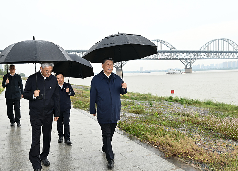 2023年10月10日至13日，中共中央總書(shū)記、國(guó)家主席、中央軍委主席習(xí)近平在江西考察。這是10日下午，習(xí)近平在長(zhǎng)江國(guó)家文化公園九江城區(qū)段考察時(shí)，冒雨沿江堤步行察看沿岸風(fēng)貌。新華社記者 謝環(huán)馳 攝