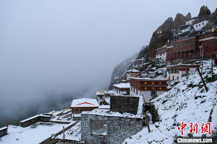 位于孜珠山頂?shù)乃聫R被云霧環(huán)繞，猶如仙境。　江飛波 攝