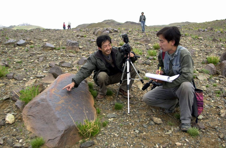 這是科考人員在考察加林山巖畫。（唐召明2001年攝）.jpg