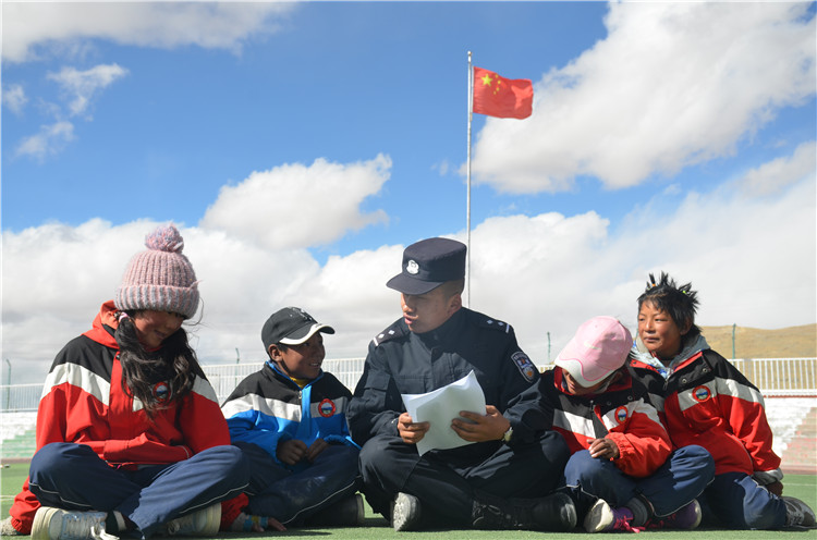 圖為帕羊邊境派出所民警在轄區(qū)學(xué)校宣講全會(huì)精神。李忠勤 攝_副本.jpg