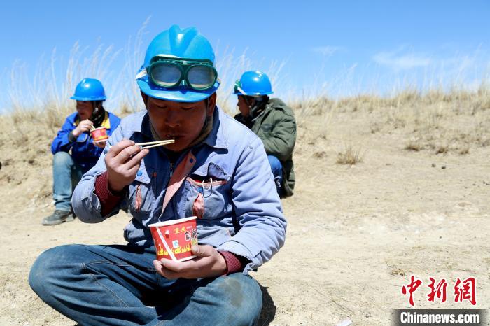 青海藏鄉(xiāng)脫貧致富見聞：“電通了，日子也富裕了”