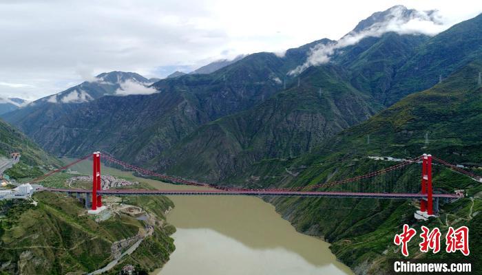 圖為雅康高速瀘定大渡河大橋。　劉忠俊 攝