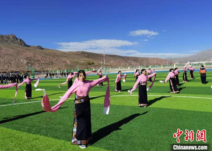 圖為青海師范大學(xué)附屬玉樹實(shí)驗(yàn)學(xué)校學(xué)生在綠茵場(chǎng)跳起囊謙古舞—卓根瑪?！“讋?攝