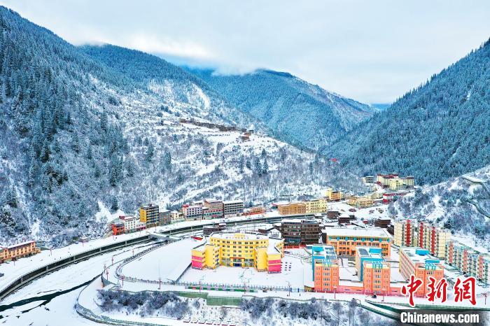 壤塘的雪后美景?！∪捞量h融媒體中心供圖