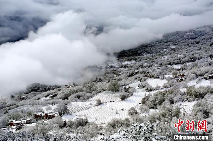 雪后的丹巴半山云霧繚繞?！±钣腊?攝