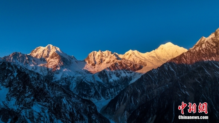 圖為2月1日，清晨陽光照在貢嘎雪山上，出現(xiàn)“日照金山”景觀。(無人機(jī)照片)<a target='_blank' href='/'><p  align=