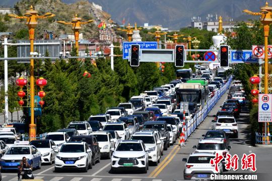 西藏機(jī)動(dòng)車(chē)超57萬(wàn)輛拉薩兩人即擁有一輛汽車(chē)