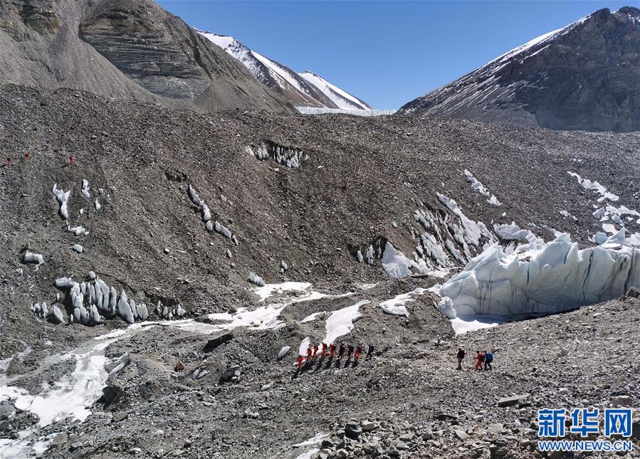 （2020珠峰高程測量）（1）2020珠峰高程測量登山隊抵達(dá)海拔6500米的前進(jìn)營地