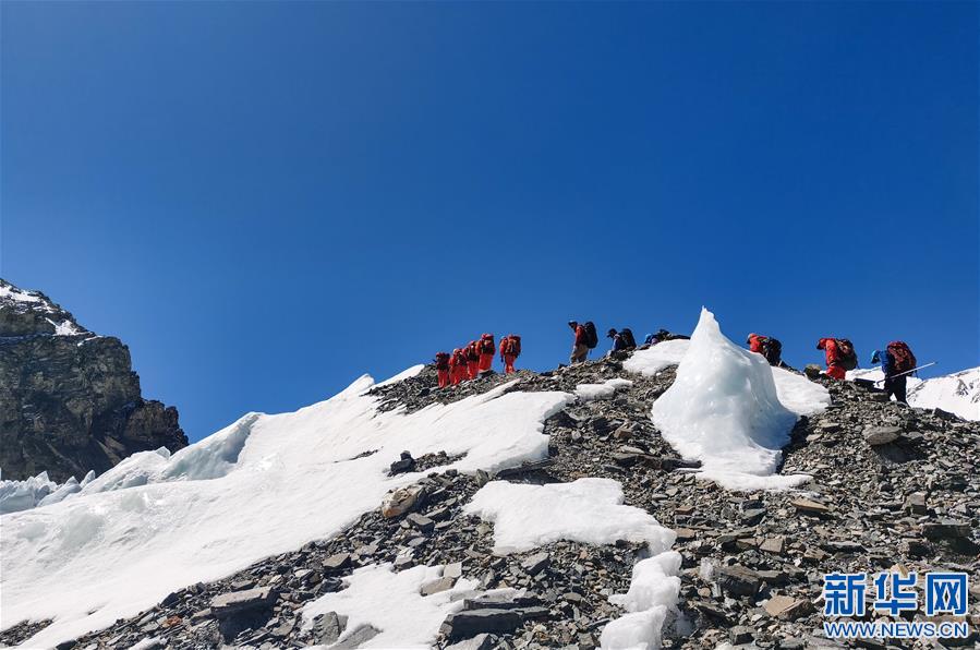 （2020珠峰高程測量）（3）2020珠峰高程測量登山隊抵達(dá)海拔6500米的前進(jìn)營地