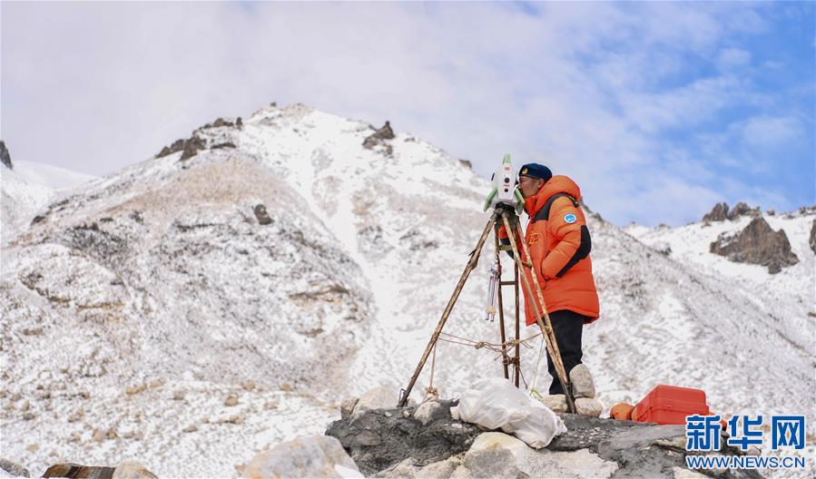 （2020珠峰高程測量）（4）自然資源部第一大地測量隊對珠峰峰頂進行交會觀測