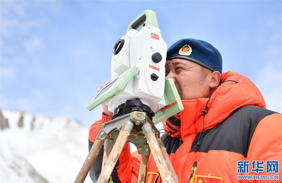 （2020珠峰高程測量）（5）自然資源部第一大地測量隊對珠峰峰頂進行交會觀測