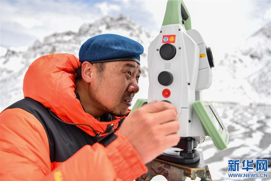 （2020珠峰高程測量）（7）自然資源部第一大地測量隊對珠峰峰頂進行交會觀測