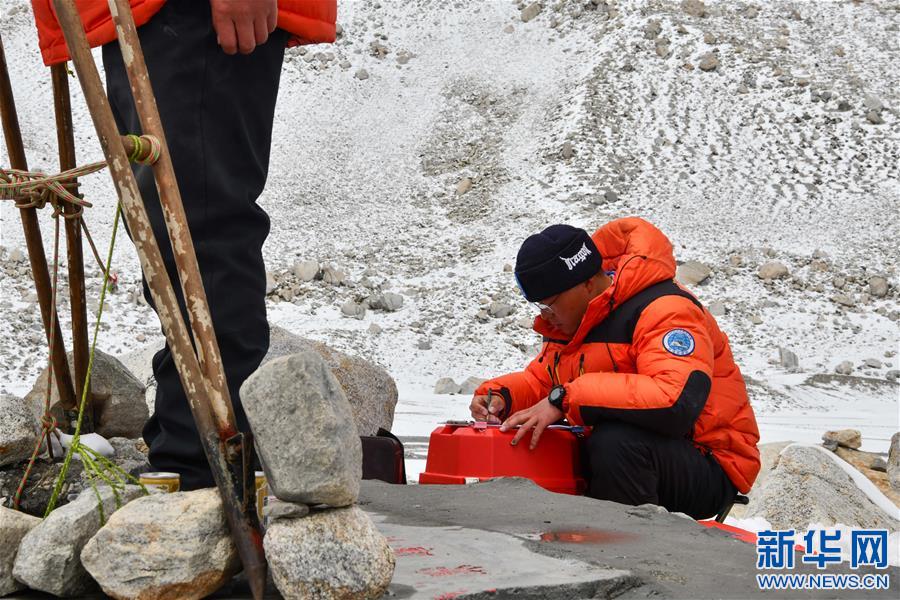 （2020珠峰高程測量）（9）自然資源部第一大地測量隊對珠峰峰頂進行交會觀測