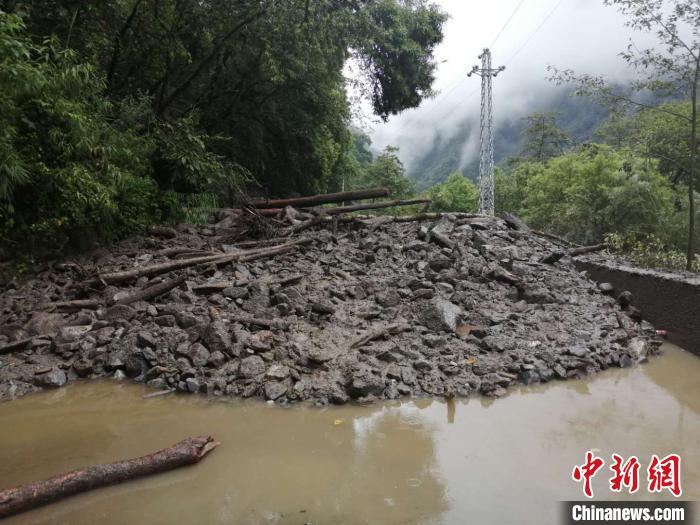 圖為7月21日，G318線川藏公路林芝巴宜區(qū)至波密縣路段因自然災害中斷。林芝市巴宜區(qū)公安局 供圖