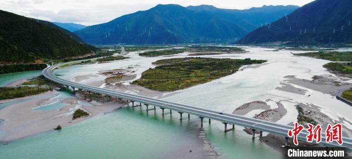 圖為西藏境內(nèi)的高等級公路?！∥鞑刈灾螀^(qū)交通廳供圖 攝