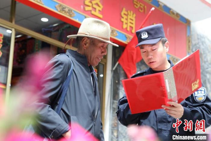 圖為民警在邊境村莊宣傳邊境政策法規(guī)?！問|出入境邊防檢查站供圖 攝