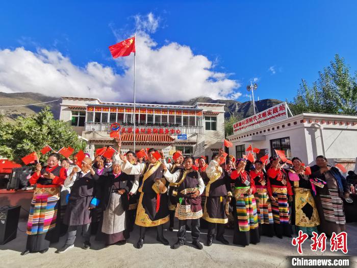 圖為林芝朗縣洞嘎鎮(zhèn)扎西塘村村民表達對祖國的祝福?！×种ナ形麄鞑?供圖