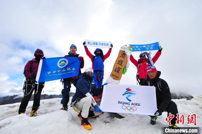 圖為5日，登山者在洛堆峰頂合影。　張偉 攝