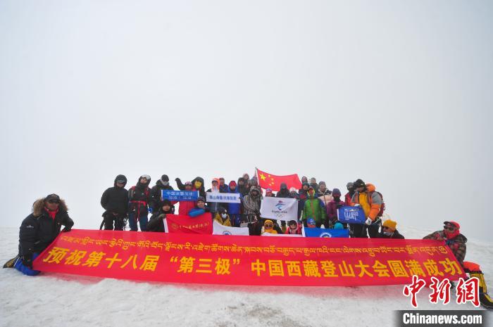 圖為5日，登山者在洛堆峰頂合影?！垈?攝