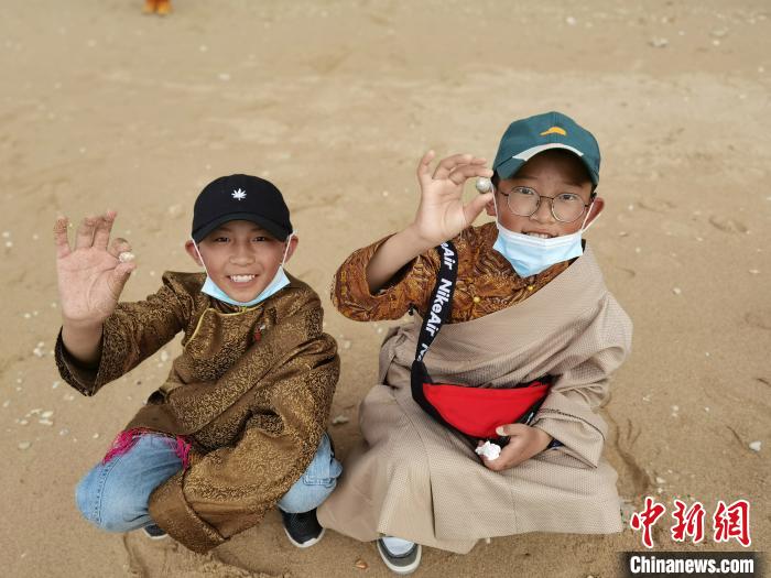 圖為西藏青少年在海邊拾貝殼。西藏航空 供圖