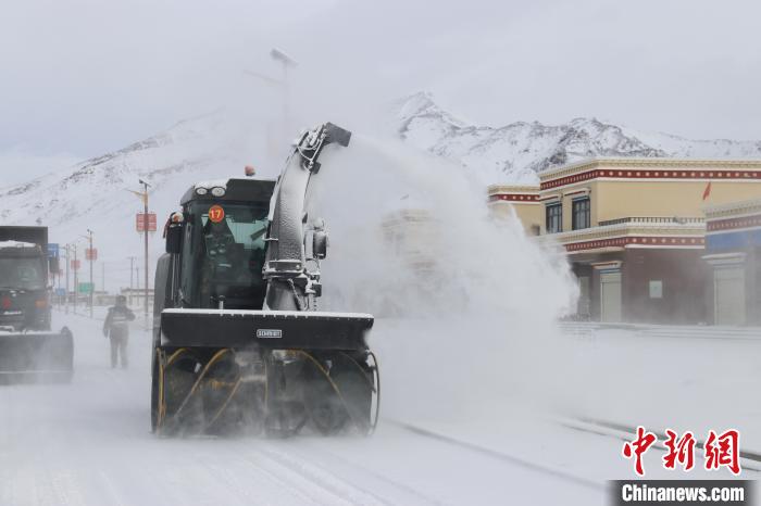 圖為該支隊(duì)官兵正在清理路面積雪?！《崦刺?攝