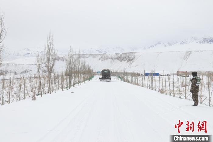 圖為救援官兵正在緊急清理路面積雪?！《崦刺?攝