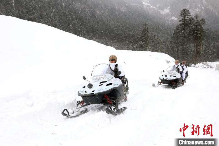 圖為雪地摩托車開路?！⊙鸩?攝