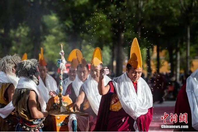 資料圖：扎什倫布寺跳神活動(dòng)結(jié)束后，僧眾依次拋撒“切瑪”盒中的青稞祈福。<a target='_blank' ><p  align=