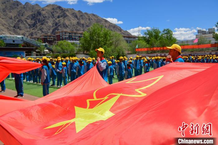 圖為拉薩市堆龍德慶區(qū)堆龍姜昆黃小勇希望小學(xué)學(xué)生在操場(chǎng)入隊(duì)儀式?！∝暩聛?lái)松 攝