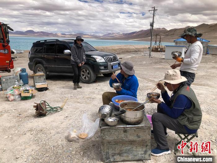 在“世界屋脊”上作業(yè)，中國(guó)科考隊(duì)員衣、食、住、行有何特色？