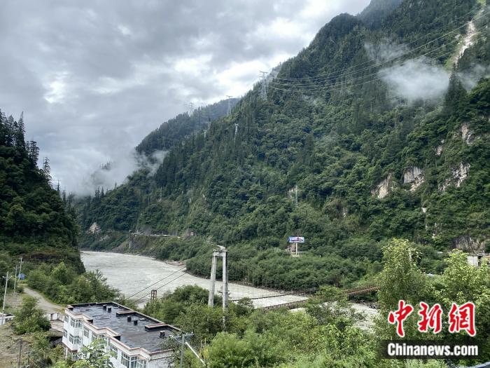 險山急流中的兩座橋。彭寧鈴 攝