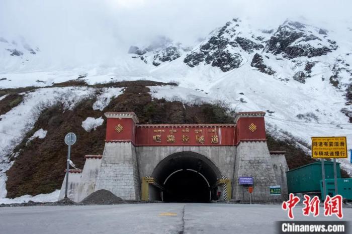 墨脫公路控制性工程——嘎隆拉隧道。上方為嘎隆拉雪山，曾是進(jìn)入墨脫最大的“攔路虎”。