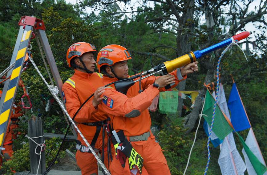 發(fā)射拋投器 。西繞拉翁攝